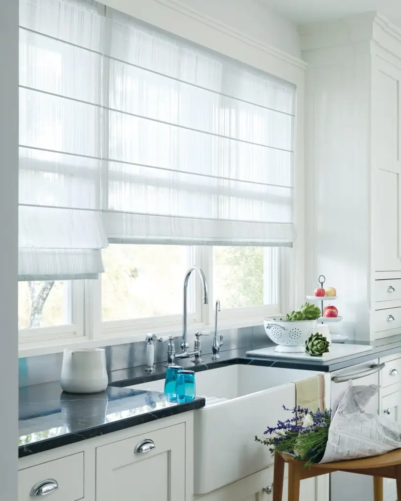 рулонные шторы на кухню в современном стиле с тюлью